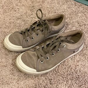 Teva Size 8 Sneaks
